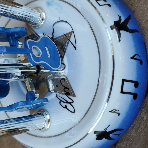 Kitchy Elvis clock with spinning guitars - Picture 11 of 12